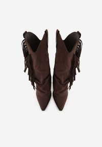 Renee - Brązowe Botki Kowbojki na Słupku Ozdobione Frędzlami i Wywiniętą Cholewką Aedime. Okazja: na co dzień. Kolor: brązowy. Szerokość cholewki: normalna. Wzór: aplikacja. Obcas: na słupku. Styl: casual #4
