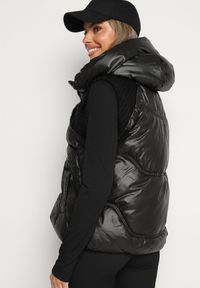 Born2be - Czarna Pikowana Kamizelka z Kapturem i Ściągaczami Timorae. Okazja: na spacer. Typ kołnierza: kaptur. Kolor: czarny. Materiał: jeans #5