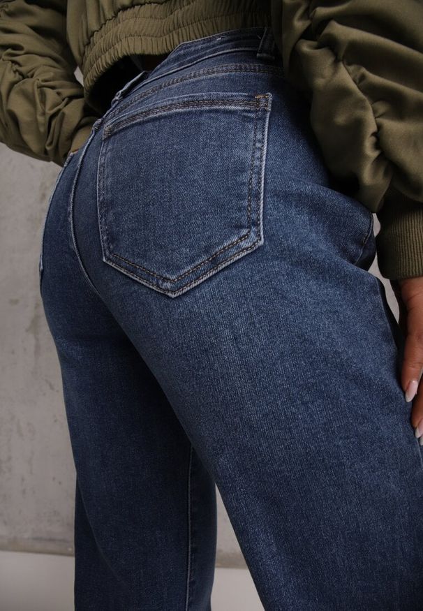Renee - Granatowe Elastyczne Jeansy Mom Fit Regular Waist z Bawełną Ellestar. Kolor: niebieski. Styl: klasyczny
