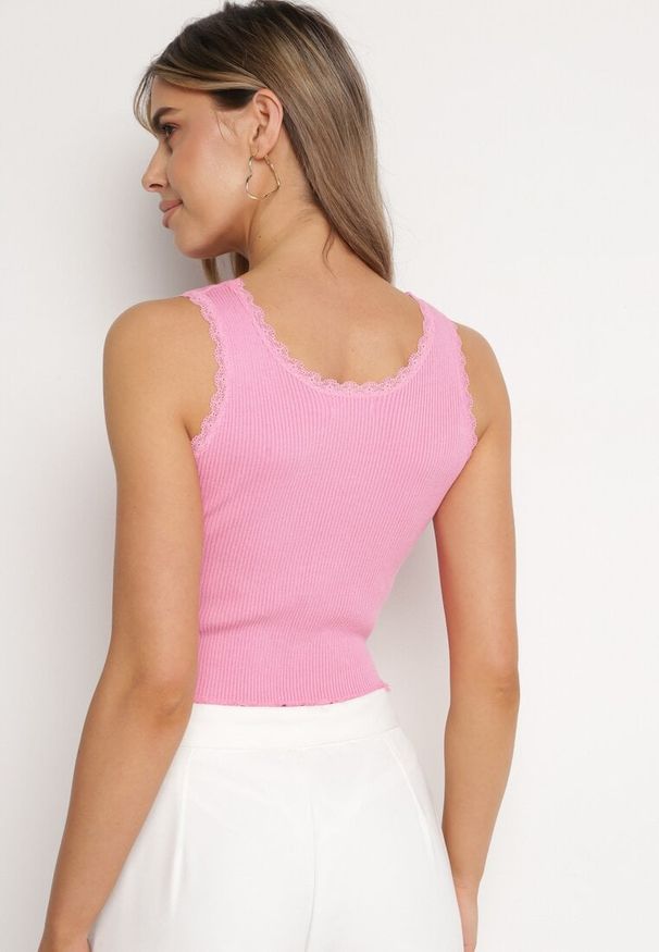 Born2be - Różowy Tank Top z Ozdobną Lamówką z Koronki Aritvea. Okazja: na co dzień. Kolor: różowy. Materiał: koronka. Wzór: koronka. Sezon: lato, wiosna. Styl: klasyczny, casual