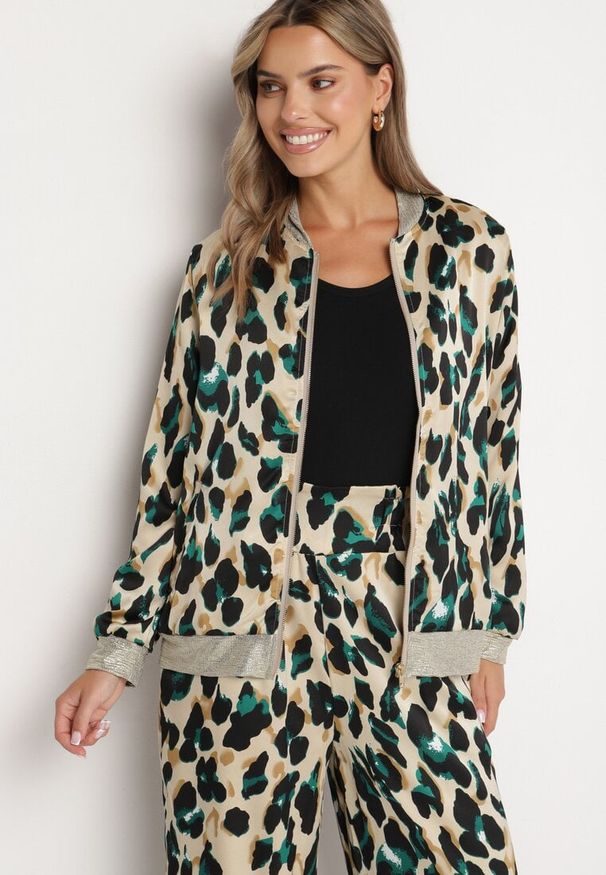 Born2be - Beżowo-Zielona Kurtka Bomberka w Panterkę ze Ściągaczami Irira. Okazja: na spacer, na co dzień. Kolor: beżowy. Materiał: jeans. Długość rękawa: długi rękaw. Długość: długie. Wzór: motyw zwierzęcy. Styl: casual, elegancki