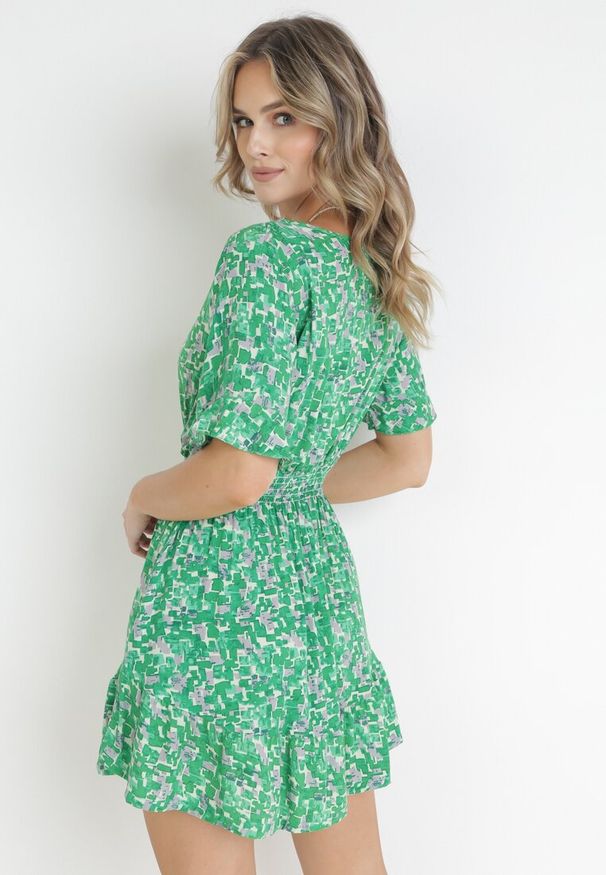 Born2be - Zielona Wiskozowa Rozkloszowana Sukienka z Falbankami i Gumką w Talii Sayu. Typ kołnierza: kołnierz z falbankami. Kolor: zielony. Materiał: wiskoza