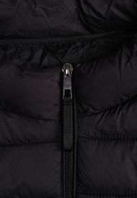 Born2be - Czarna Pikowana Kurtka w Klasycznym Stylu Nelaniel. Okazja: na co dzień. Kolor: czarny. Materiał: jeans. Styl: klasyczny #7