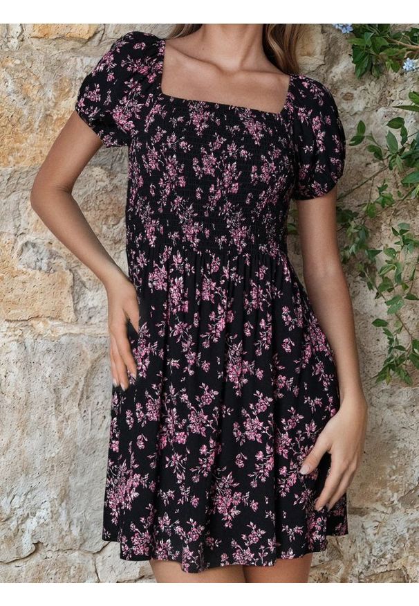 Sinsay - Wiskozowa sukienka mini w kwiatowy wzór - wielobarwny. Materiał: wiskoza. Wzór: kwiaty. Długość: mini