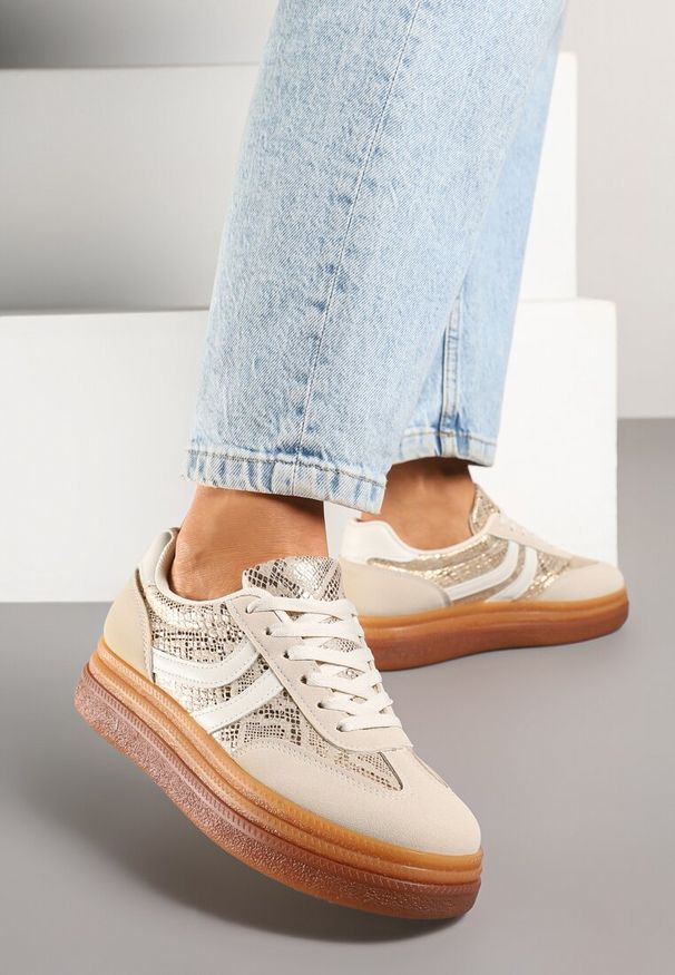 Born2be - Beżowe Wężowe Sneakersy w Stylu Klasycznych Tenisówek na Grubej Podeszwie Grelritia. Nosek buta: okrągły. Zapięcie: sznurówki. Kolor: beżowy. Materiał: materiał. Obcas: na obcasie. Wysokość obcasa: niski