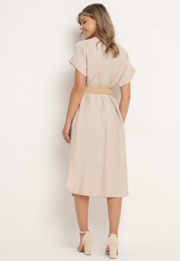 Born2be - Jasnobeżowa Wiskozowa Sukienka z Paskiem Ozdobionym Plecionką i Klamrą Mlevena. Typ kołnierza: dekolt w kształcie V. Kolekcja: plus size. Kolor: beżowy. Materiał: wiskoza. Długość rękawa: krótki rękaw. Wzór: aplikacja. Typ sukienki: dla puszystych. Styl: elegancki