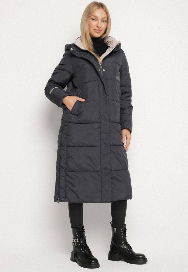 Born2be - Granatowa Długa Kurtka Pikowana z Kapturem i Bocznymi Suwakami Aruvitta. Okazja: na co dzień. Typ kołnierza: kaptur. Kolor: niebieski. Materiał: zamsz, jeans, dresówka, poliester. Długość: długie. Wzór: ze splotem. Styl: sportowy, casual, elegancki