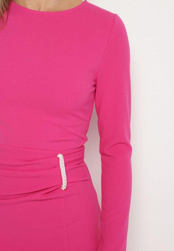 Born2be - Fuksjowa Taliowana Sukienka Vices z Marszczeniem i Perełkami Adorre. Kolor: różowy. Wzór: aplikacja. Styl: elegancki, klasyczny