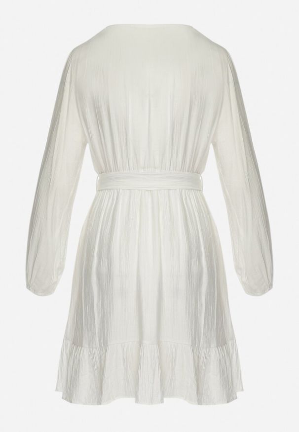 Born2be - Biała Sukienka Midi z Kopertowym Dekoltem i Materiałowym Paskiem Jomera. Typ kołnierza: dekolt kopertowy. Kolor: biały. Materiał: materiał. Typ sukienki: kopertowe. Styl: boho, elegancki. Długość: midi