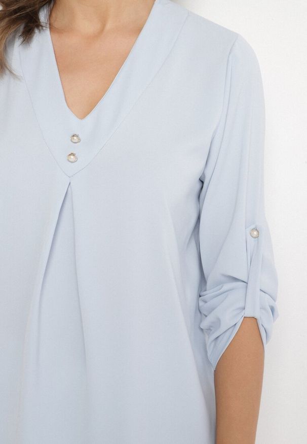 Born2be - Jasnoniebieska Bluzka o Trapezowym Kroju z Dekoltem w Serek i Podpinanymi Rękawami Aslimi. Typ kołnierza: dekolt w serek. Kolor: niebieski. Materiał: jeans, materiał. Styl: klasyczny, elegancki