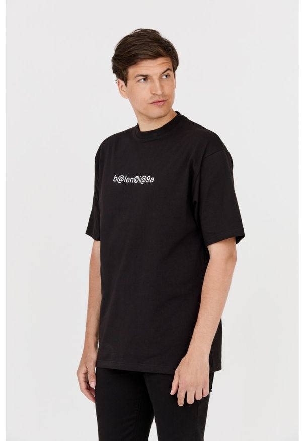 Balenciaga - BALENCIAGA Czarny t-shirt z białym logo. Kolor: czarny. Materiał: len