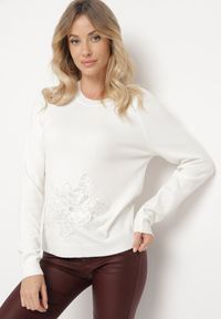 Born2be - Biały Sweter Ozdobiony Cekinami Koralikami i Cyrkoniami w Kształcie Kwiatka Romiella. Okazja: na co dzień. Kolor: biały. Materiał: jeans. Wzór: kwiaty, aplikacja. Styl: elegancki, casual, klasyczny #6