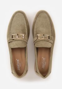 Born2be - Zielone Mokasyny z Prostokątną Metaliczną Ozdobą Aeleorane. Nosek buta: okrągły. Zapięcie: klamry. Kolor: zielony. Materiał: skóra, zamsz. Wzór: aplikacja. Obcas: na obcasie. Styl: klasyczny. Wysokość obcasa: niski #2