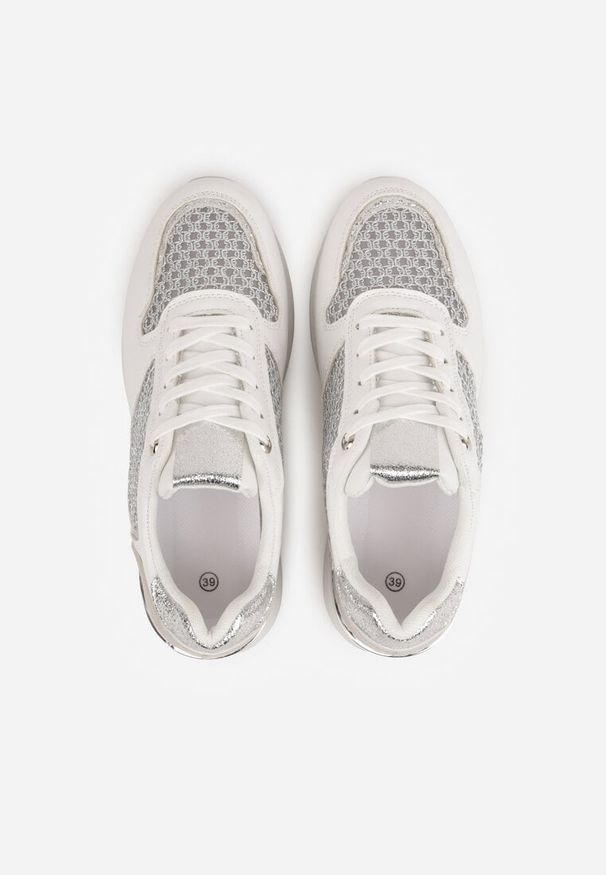 Renee - Białe Sneakersy na Platformie Ozdobione Metalicznymi Wstawkami i Siateczką Zitina. Kolor: biały. Materiał: jeans, dresówka. Wzór: aplikacja. Obcas: na platformie