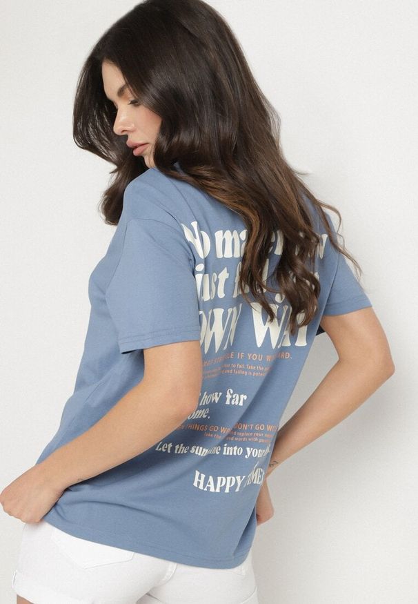 Born2be - Niebieski Bawełniany T-shirt Oversize Fillaria. Okazja: na co dzień. Kolor: niebieski. Materiał: bawełna. Wzór: aplikacja. Styl: klasyczny, casual