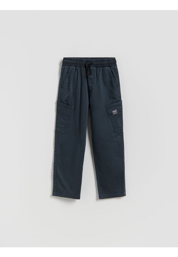 Reserved - Wysokoelastyczne spodnie regular - granatowy. Kolor: niebieski. Materiał: włókno, bawełna