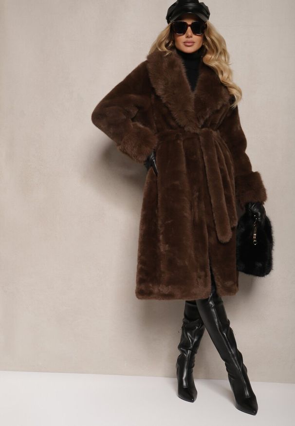 Renee - Brązowy Futrzany Płaszcz z Wiązanym Paskiem Ozdobnym Kołnierzem i Mankietami Viaressa. Okazja: na co dzień. Kolor: brązowy. Materiał: futro. Długość rękawa: długi rękaw. Długość: długie. Styl: casual, elegancki, rockowy