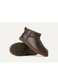 Ugg - Śniegowce męskie UGG Classic Ultra Mini Leather Regenerate Boot. Okazja: na plażę. Kolor: brązowy. Materiał: materiał. Sezon: jesień, lato, zima. Styl: młodzieżowy