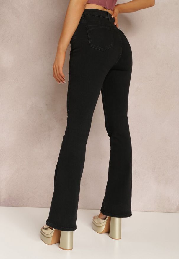 Renee - Czarne Jeansy Dzwony Briris. Okazja: do pracy, na co dzień, na spotkanie biznesowe. Stan: podwyższony. Kolekcja: dla wysokich. Kolor: czarny. Sezon: lato. Styl: casual, elegancki, biznesowy