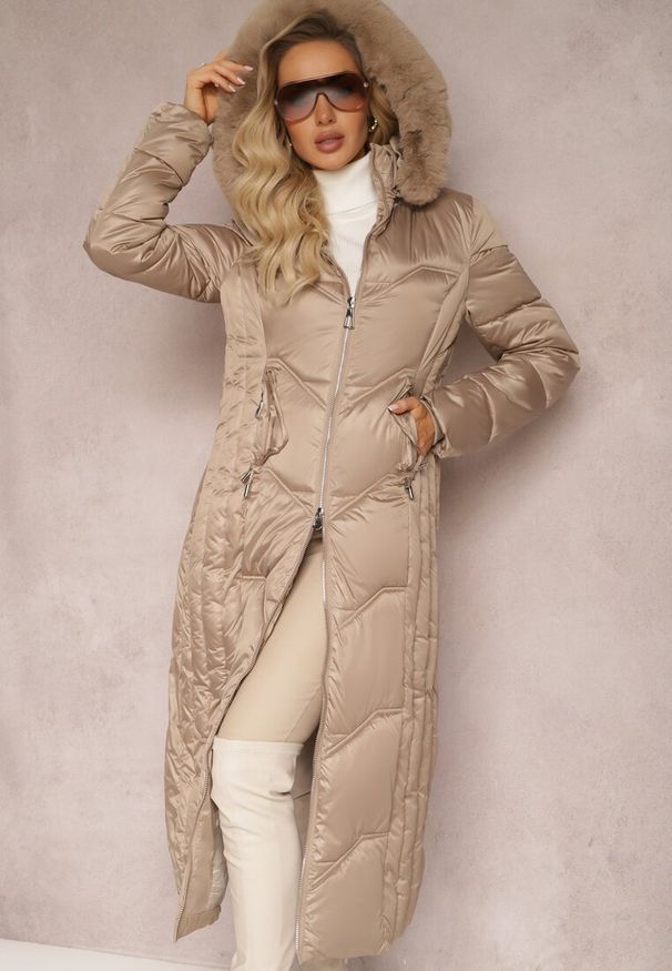 Renee - Beżowa Kurtka Płaszcz z Ozdobnym Pikowaniem z Kapturem z Futerkiem i Marszczeniami Larian. Okazja: na co dzień. Typ kołnierza: kaptur. Kolor: beżowy. Materiał: futro. Styl: casual, elegancki