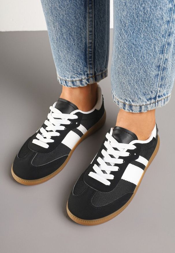Renee - Czarne Sneakersy na Kauczukowej Podeszwie Ozdobione Paskami Emidi. Okazja: na co dzień. Zapięcie: pasek. Kolor: czarny. Materiał: kauczuk. Wzór: aplikacja. Obcas: na obcasie. Wysokość obcasa: niski