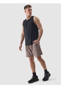 4f - Tank top treningowy regular z materiału z recyklingu męski - głęboka czerń. Kolor: czarny. Materiał: materiał. Wzór: gładki, jednolity, ze splotem. Sport: fitness