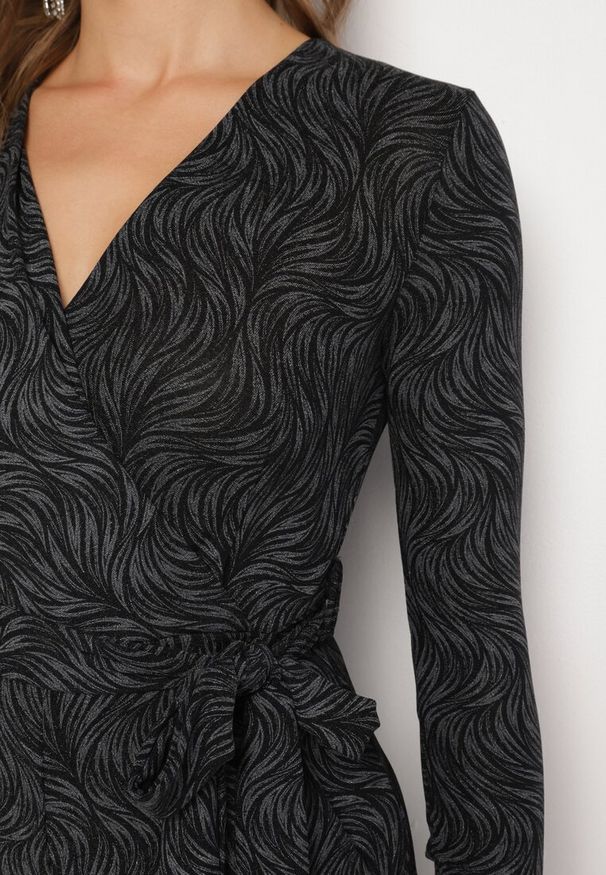 Born2be - Czarny Kombinezon z Wiskozą o Kopertowym Kroju z Paskiem Zdobiony Metaliczną Nicią Loradi. Okazja: na co dzień. Kolor: czarny. Materiał: wiskoza. Długość rękawa: długi rękaw. Długość: długie. Wzór: aplikacja. Styl: elegancki, casual