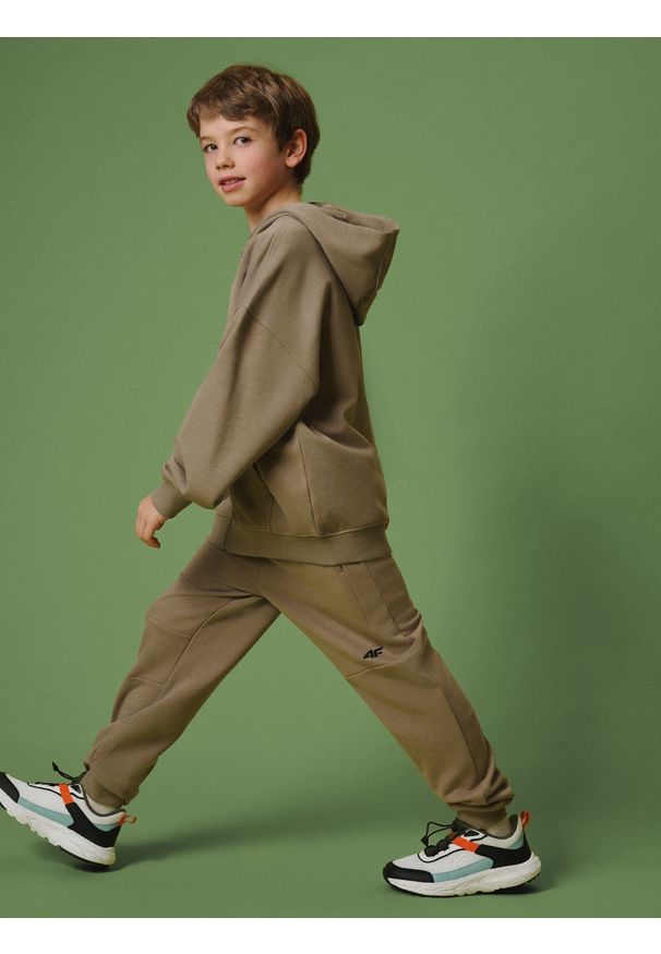 4f - 4F Bluza dresowa loose z kapturem chłopięca - beżowa 134/140 (8-10 lat). Okazja: na spacer, na co dzień, na uczelnię. Typ kołnierza: kaptur. Kolor: beżowy. Materiał: dresówka. Sezon: lato. Styl: casual