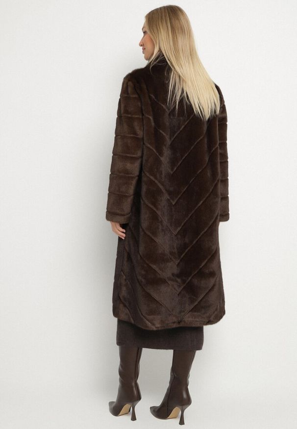 Born2be - Brązowy Długi Płaszcz Futerko z Ozdobnymi Przeszyciami i Stójką Zenima. Okazja: na co dzień. Typ kołnierza: kołnierzyk stójkowy. Kolor: brązowy. Materiał: futro. Długość: długie. Styl: casual, klasyczny, elegancki
