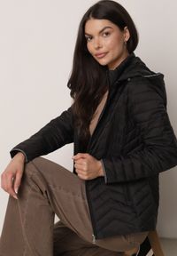 Born2be - Czarna Pikowana Kurtka Przejściowa z Ozdobną Lamówką przy Kapturze Tidorna. Okazja: na spacer, na co dzień. Kolor: czarny. Materiał: poliester, jeans. Styl: casual, elegancki #3