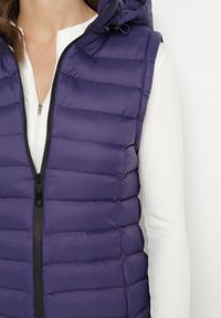 Born2be - Ciemnofioletowa Kamizelka Pikowana o Dłuższym Fasonie z Kapturem Vitilie. Okazja: na co dzień. Typ kołnierza: kaptur. Kolor: fioletowy. Materiał: jeans. Długość: długie. Styl: casual, elegancki #3