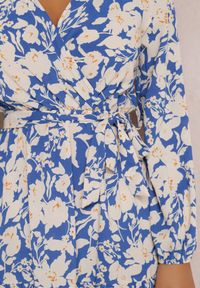 Renee - Niebieska Sukienka Chrysice. Typ kołnierza: dekolt kopertowy. Kolor: niebieski. Materiał: jeans, tkanina, materiał. Wzór: nadruk, kwiaty. Typ sukienki: kopertowe. Długość: maxi #2