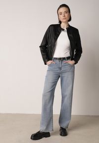 Born2be - Czarna Gładka Kurtka Ramoneska o Taliowanym Kroju Tessalin. Okazja: na co dzień. Kolor: czarny. Materiał: poliester, jeans. Wzór: gładki. Styl: casual #6