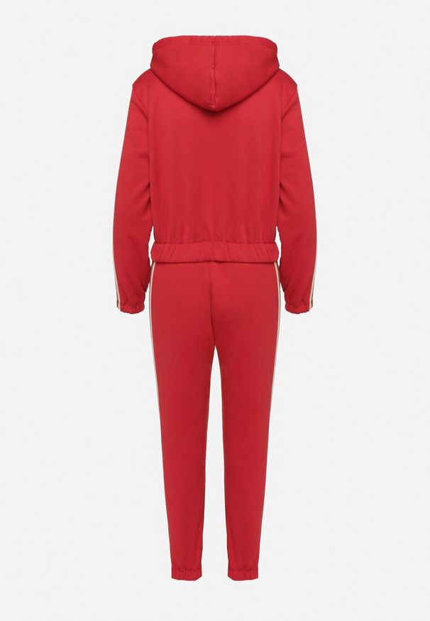 Born2be - Czerwony Komplet Dresowy Zdobiony Kolorowym Lampasem Spodnie i Bluza z Kapturem Neviantha. Kolor: czerwony. Materiał: dresówka. Wzór: aplikacja, kolorowy