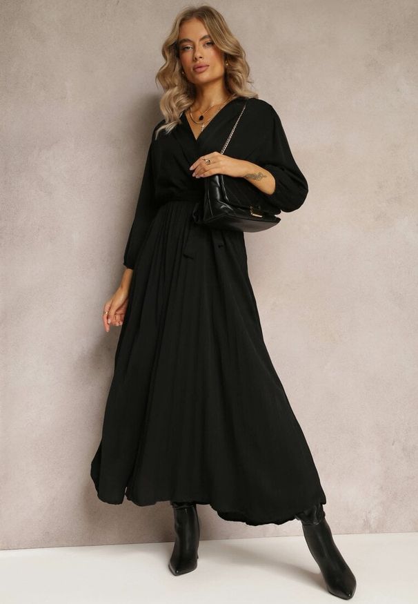Renee - Czarna Kopertowa Sukienka z Gumką i Paskiem w Talii Zdobiona Plisowaniem Kaylina. Kolekcja: plus size. Kolor: czarny. Wzór: aplikacja. Typ sukienki: kopertowe