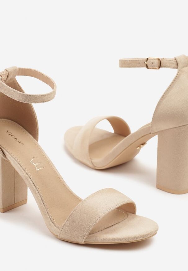 Renee - Beżowe Sandały Vices na Słupku z Wkładką ze Skóry Naturalnej Avelhira. Okazja: na studniówkę, na ślub cywilny, na wesele. Zapięcie: sprzączka. Kolor: beżowy. Materiał: skóra. Obcas: na słupku