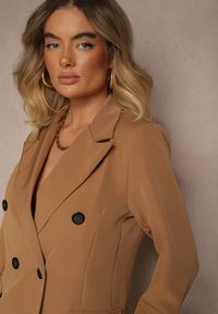 Renee - Brązowa Taliowana Marynarka Ozdobiona Klapami Evelhiria. Okazja: na co dzień. Kolor: brązowy. Materiał: jeans. Wzór: aplikacja. Styl: klasyczny, casual, elegancki