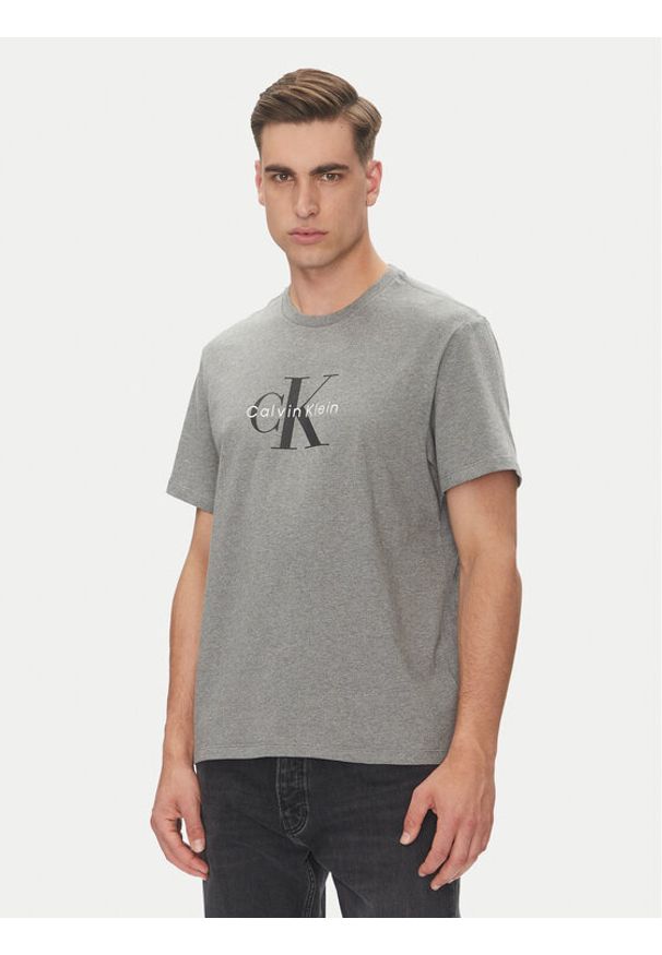 Calvin Klein Jeans T-Shirt Hero Monologo LV04RB862G Szary Regular Fit. Kolor: szary. Materiał: bawełna