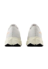 Buty damskie New Balance FuelCell Propel v5 WFCPRCF5 – szare. Okazja: na co dzień. Kolor: szary. Materiał: materiał, syntetyk, guma, poliester. Szerokość cholewki: normalna. Sport: fitness, bieganie #5