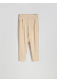 Reserved - Spodnie garniturowe w paski - kremowy. Kolor: kremowy. Materiał: dzianina. Wzór: paski #1
