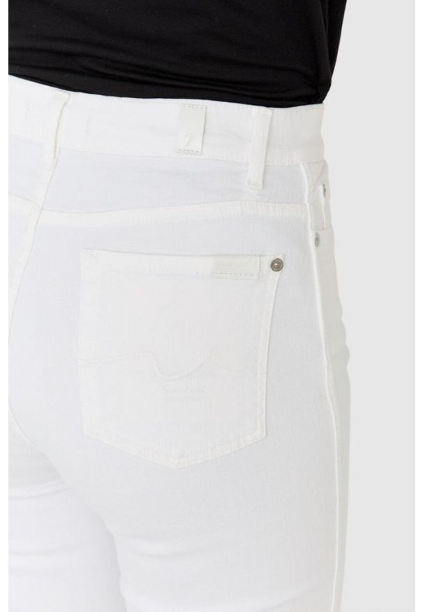 7 FOR ALL MANKIND Białe jeansy damskie z poszerzoną surowo zakończoną nogawką HW Slim Kick. Kolor: biały