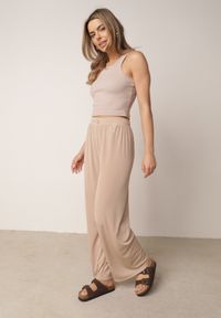 Born2be - Beżowe Spodnie z Wysokim Stanem i Szerokimi Nogawkami Zdobione Guzikiem Kelesh. Okazja: do pracy, na co dzień. Stan: podwyższony. Kolekcja: plus size. Kolor: beżowy. Materiał: tkanina, prążkowany. Długość: długie. Wzór: aplikacja. Styl: elegancki, casual #5