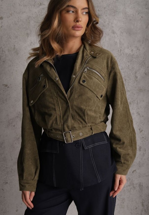Renee - Zielona Kurtka Utility Cropped z Imitacji Zamszu z Suwakami i Paskiem w Talii Gleania. Kolor: zielony. Materiał: zamsz. Wzór: aplikacja. Styl: rockowy