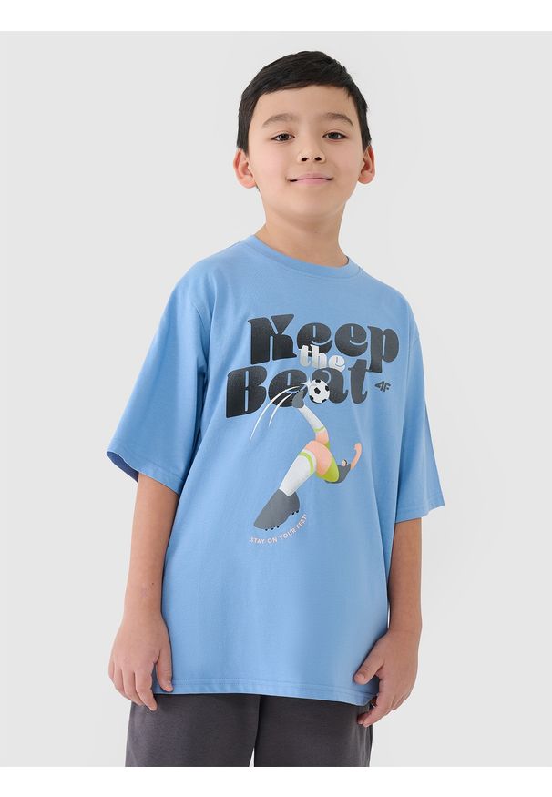 4f - 4F T-shirt oversize z nadrukiem chłopięcy - niebieski 128 (7-8 lat). Okazja: na co dzień. Kolor: niebieski. Materiał: dzianina, bawełna, jersey. Długość rękawa: krótki rękaw. Długość: krótkie. Wzór: nadruk. Sezon: lato. Styl: klasyczny, sportowy, casual