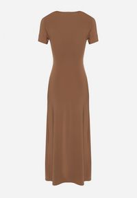 Born2be - Brązowa Sukienka o Dopasowanym Fasonie z Lekkimi Marszczeniami Aporea. Okazja: na co dzień. Kolor: brązowy. Długość rękawa: krótki rękaw. Sezon: wiosna, lato. Typ sukienki: sportowe, dopasowane. Styl: sportowy, casual, elegancki #5