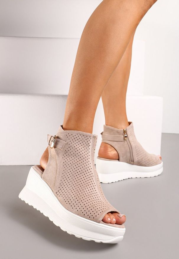 Born2be - Ciemnobeżowe Sandały Loraeleh. Zapięcie: pasek. Kolor: beżowy. Obcas: na koturnie