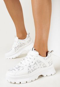 Born2be - Białe Sneakersy Melanise. Nosek buta: okrągły. Kolor: biały. Materiał: materiał. Wzór: jednolity #2
