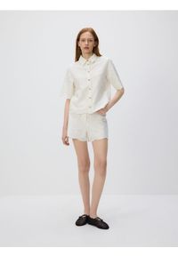 Reserved - Szorty z haftem - złamana biel. Materiał: len, wiskoza. Wzór: haft #1