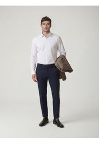 Reserved - Spodnie chino slim fit - granatowy. Kolor: niebieski. Materiał: dzianina, wiskoza