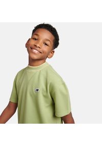 Koszulka dziecięca New Balance LAKB0191EEN – zielona. Kolor: zielony. Materiał: bawełna, materiał. Długość rękawa: krótki rękaw. Długość: krótkie. Wzór: aplikacja #3
